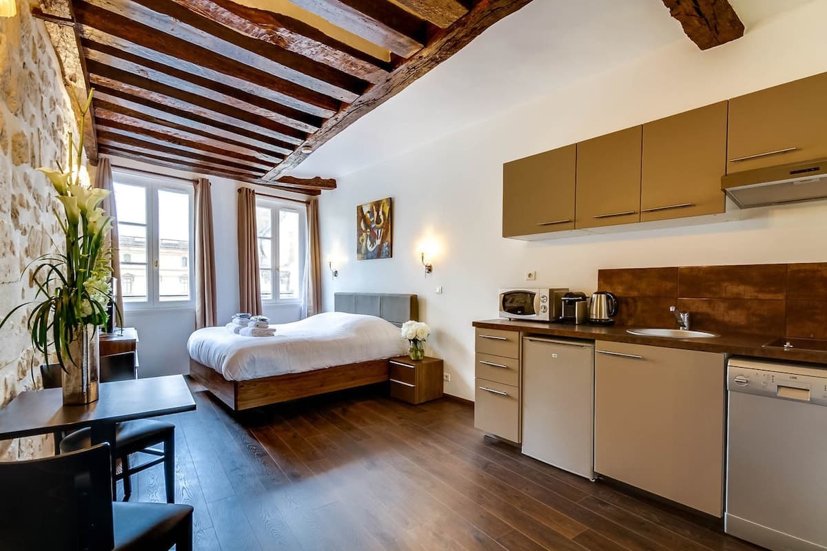 LOUVRE 4: CHARM & COMFORT - UPPER CLASS SUITE