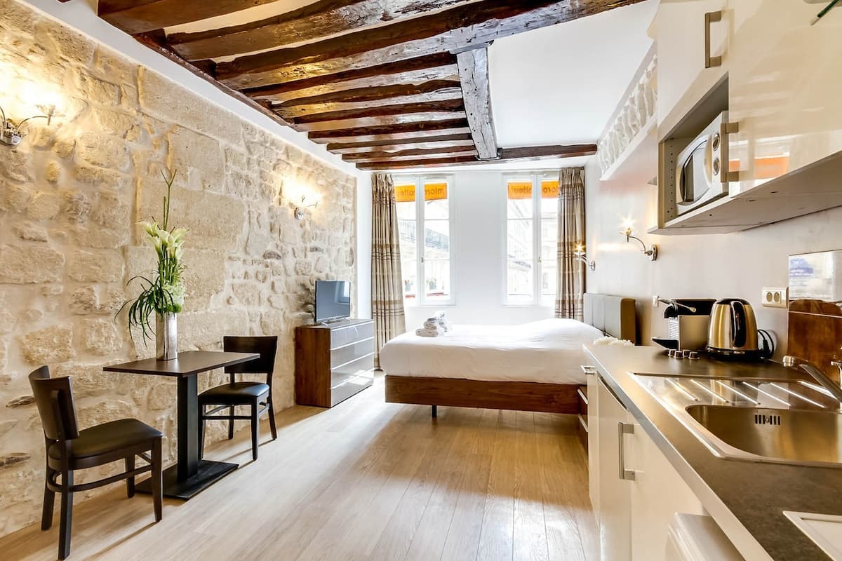 LOUVRE 1: UPPER CLASS SUITE - RUE SAINT HONORE