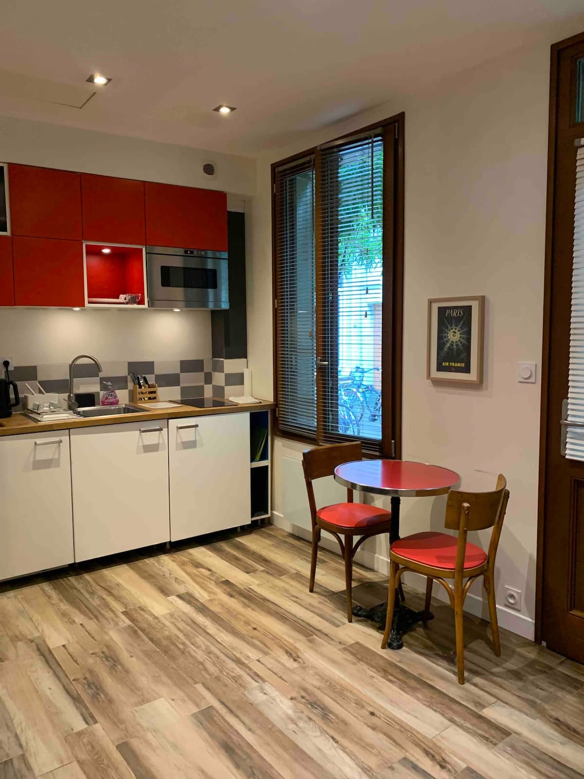 Great place in flowery courtyard in trendy 11th