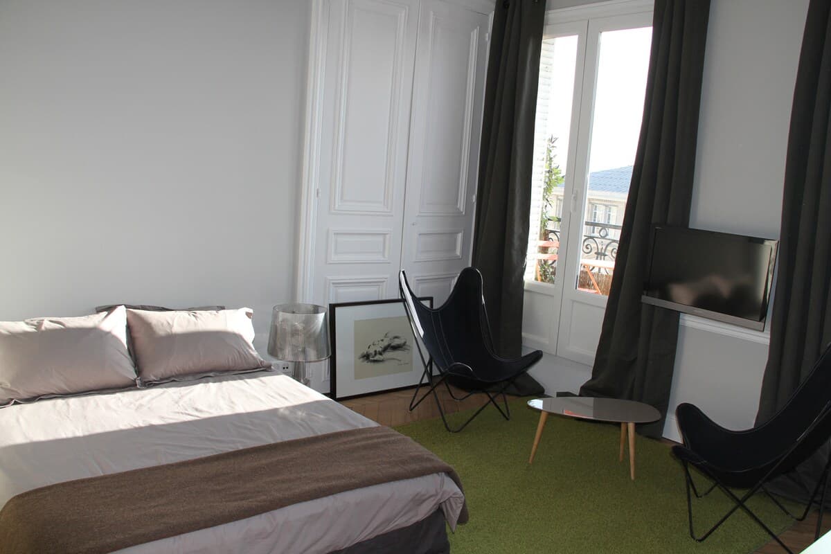 Large studio with Balcony - NEW!!