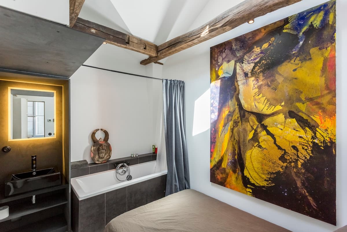 Room with private access