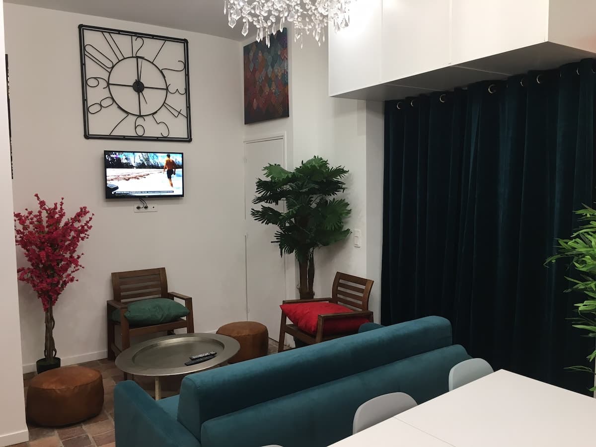 Rue Mouffetard, Notre-Dame neighborhood