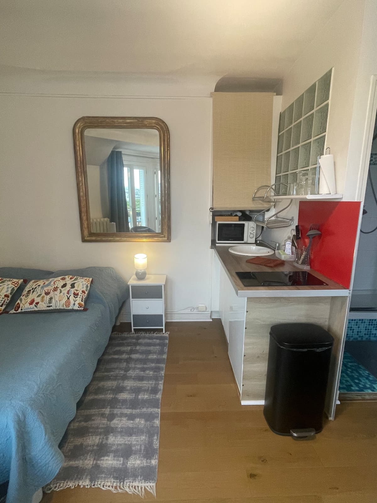 Quiet studio with a terrace over the roofs of Paris