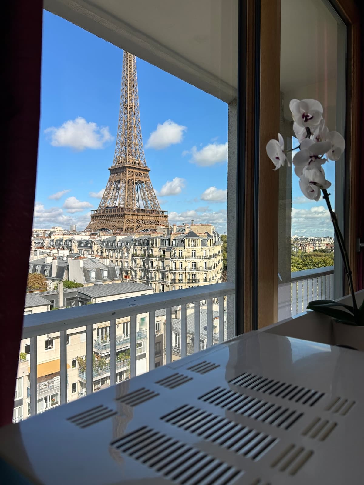 Fantastic Eiffel Tower View Private Studio & Balcony