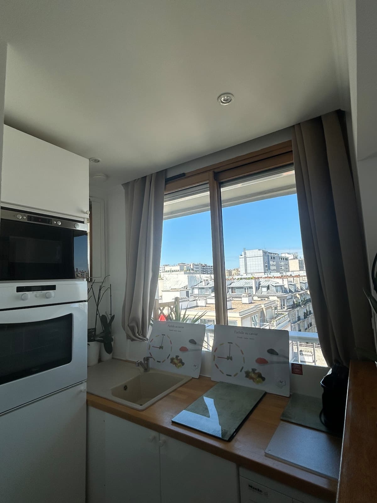 Beautiful view of the Eiffel Tower, private studio & balcony