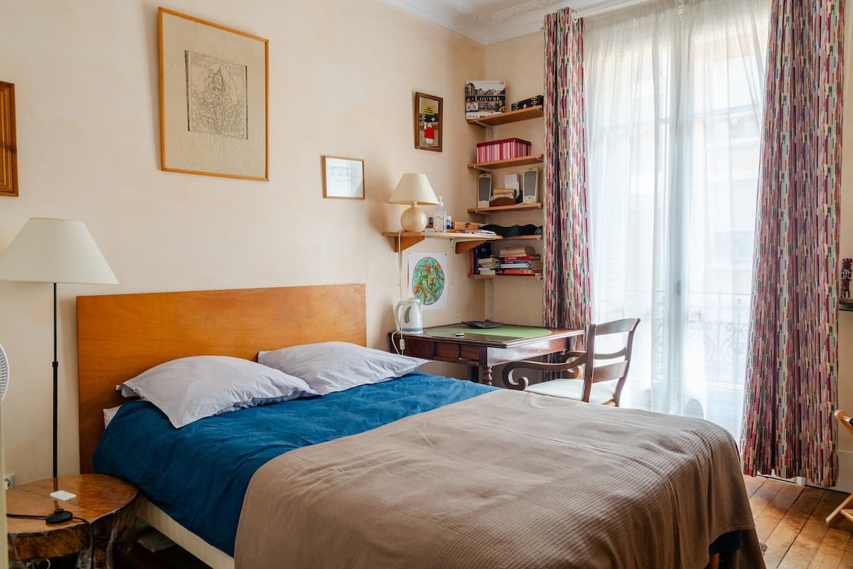 Cosy quiet room in central Paris