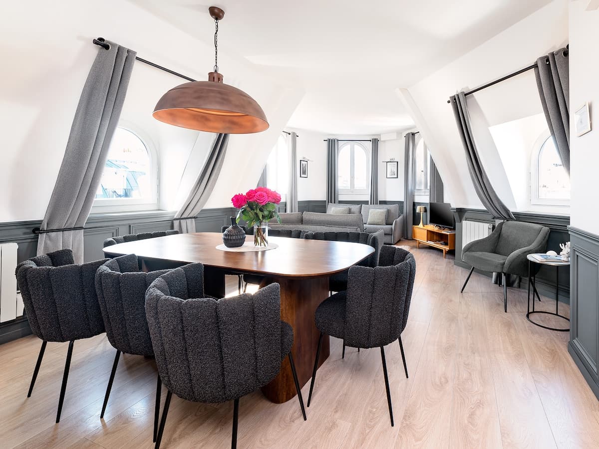 LivinParis | Luxury AC 3BDR Louvre - Eiffel View