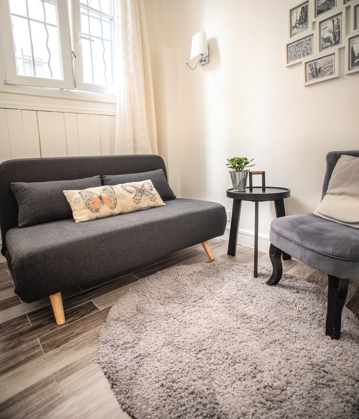 Looking out on a garden 3 min to the Eiffel Tower